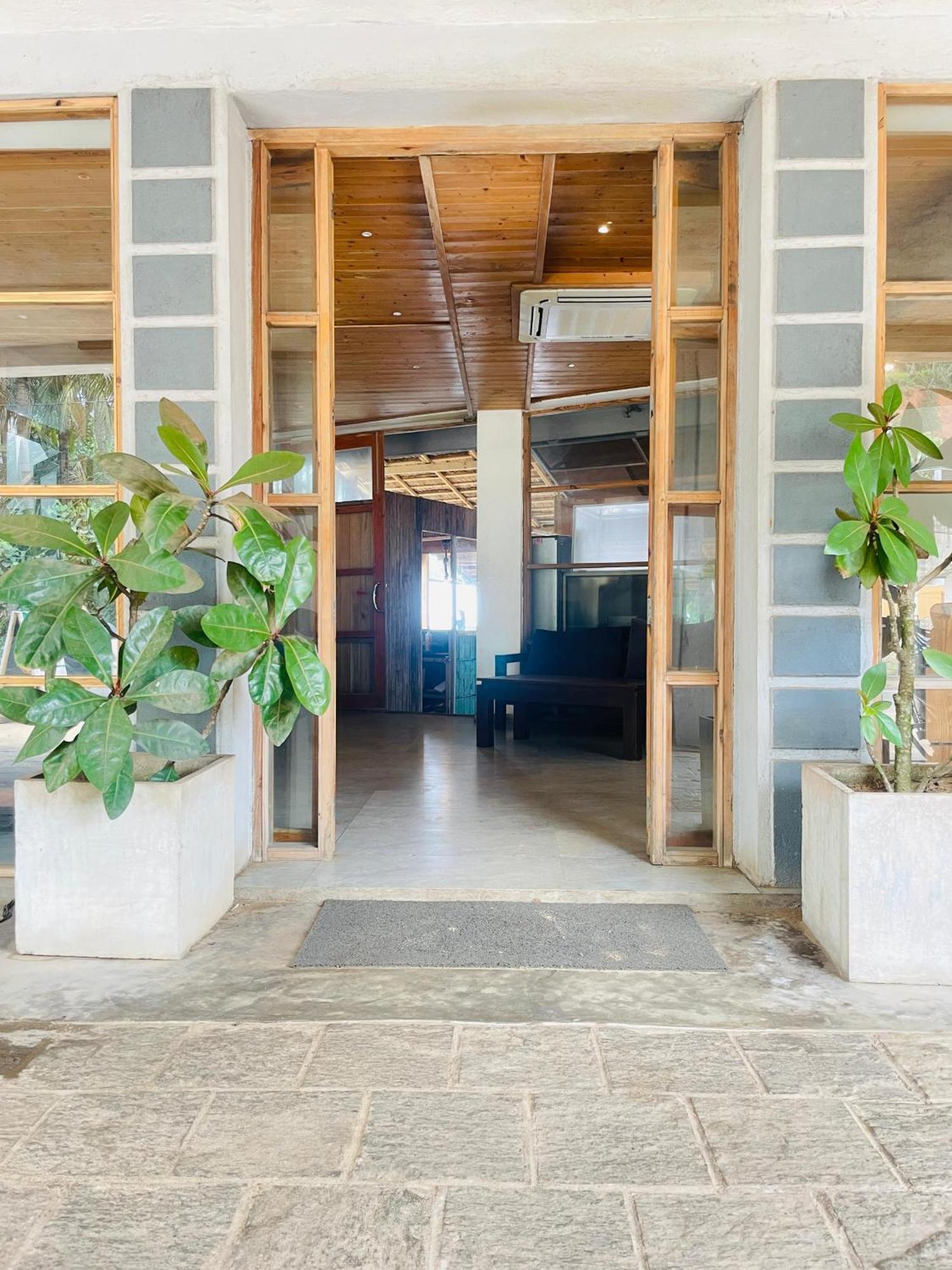 Suncoast Beach Hotel Mirissa Exteriör bild